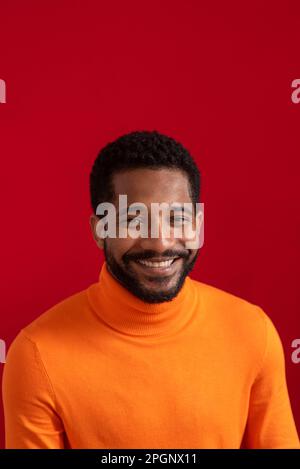 Felice giovane uomo su sfondo rosso Foto Stock