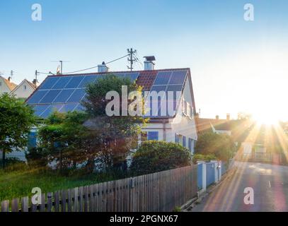 Pannelli solari sul tetto della casa al tramonto Foto Stock