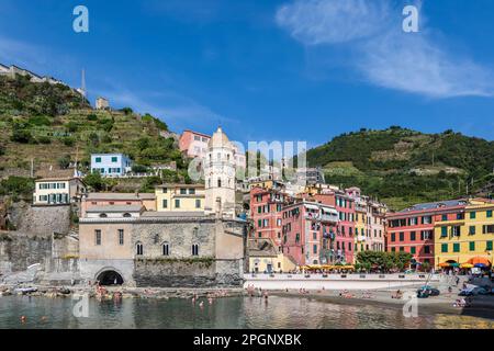 Italia, Liguria, Vernazza, confine della città costiera lungo le cinque Terre Foto Stock