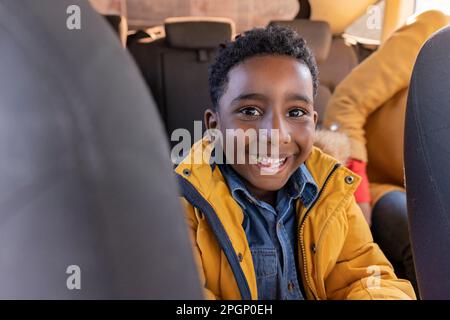 Felice ragazzo seduto con nonna in macchina Foto Stock