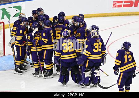 Fargo, ND, 23 marzo 2023. I giocatori dello stato del Minnesota circondano il loro portiere dopo aver perso una partita al torneo di hockey maschile della West Regional of the NCAA tra il Minnesota state Mankato Mavericks e St Cloud state University Huskies alla Scheels Arena di Fargo, North Dakota, giovedì 23 marzo 2023. St Cloud state ha vinto 4-0. Di Russell Hons/CSM Foto Stock