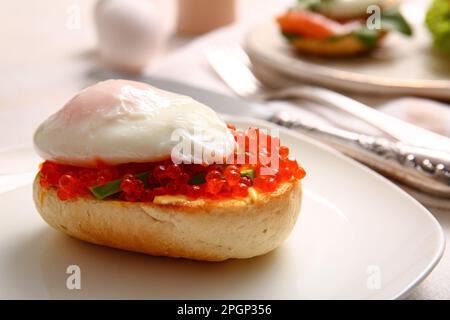 Piatto con delizioso uovo Benedetto a tavola, primo piano Foto Stock