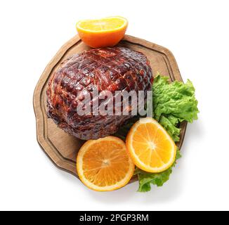Asse di legno con gustoso prosciutto affumicato e limone isolato su sfondo bianco Foto Stock