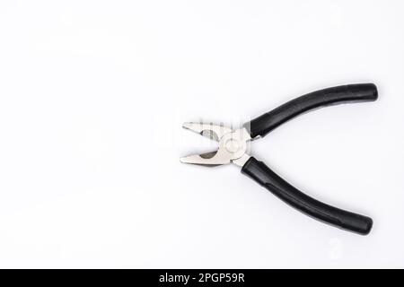 La pinza, detta anche pinza, è un utensile manuale il cui impiego va dalle parti di ritegno al taglio o allo stampaggio di materiali diversi Foto Stock