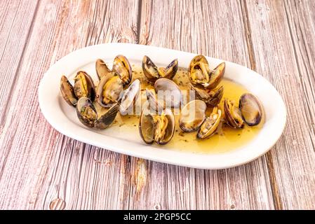 Le vongole a la marinera sono uno stufato di vongole molto tipico della gastronomia galiziana, particolarmente nella zona di Rías Bajas, essendo anche molto popolare in altre zone o Foto Stock