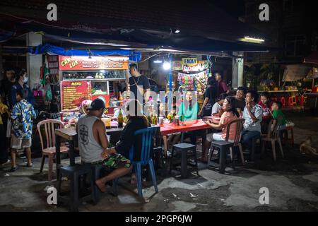 Denpasar, Bali, Indonesia - 23 marzo 2023: Persone al Pasar Kumbasari, mercato tradizionale a Denpasar, Bali, Indonesia. Foto Stock