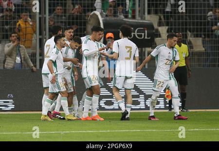 Algeri. 24th Mar, 2023. I giocatori algerini festeggiano dopo aver segnato durante la partita del Gruppo F tra Algeria e Niger in occasione delle qualificazioni della Coppa delle Nazioni 2023 ad Algeri, in Algeria, 23 marzo 2023. Credit: Notizie dal vivo su Xinhua/Alamy Foto Stock