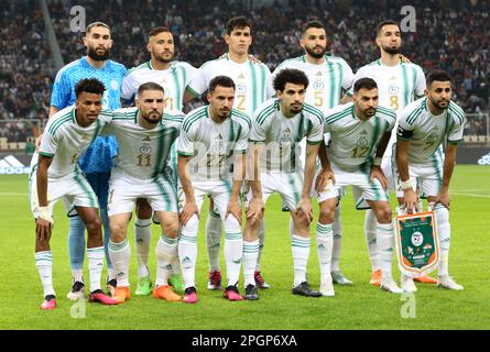 Algeri. 24th Mar, 2023. I giocatori di partenza dell'Algeria si allineano prima della partita del Gruppo F tra Algeria e Niger alle qualificazioni della Coppa delle nazioni 2023 ad Algeri, in Algeria, 23 marzo 2023. Credit: Notizie dal vivo su Xinhua/Alamy Foto Stock