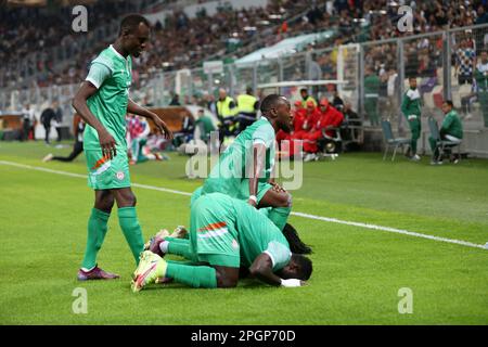 Algeri. 24th Mar, 2023. I giocatori del Niger festeggiano dopo aver segnato durante la partita del Gruppo F tra Algeria e Niger in occasione delle qualificazioni della Coppa delle Nazioni 2023 ad Algeri, in Algeria, il 23 marzo 2023. Credit: Notizie dal vivo su Xinhua/Alamy Foto Stock