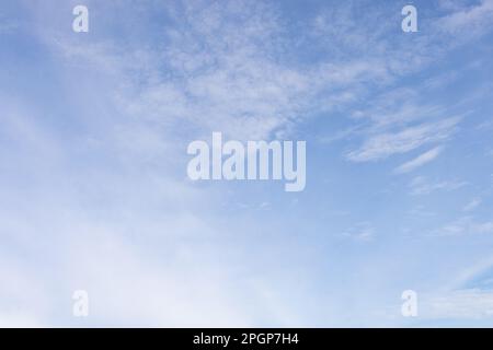 Estate blu cielo nuvola gradiente chiaro sfondo bianco. Bellezza limpido nuvoloso al sole calmo luminoso inverno bacground aria. Blu azzurro brillante e cupo i Foto Stock