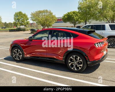 Electric Ford Mustang Mach e auto completamente elettrica, di colore rosso, fatto per essere un'auto sostenibile ecologicamente verde o veicolo in Alabama, Stati Uniti. Foto Stock