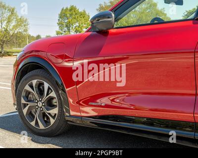 Electric Ford Mustang Mach e auto completamente elettrica, di colore rosso, fatto per essere un'auto sostenibile ecologicamente verde o veicolo in Alabama, Stati Uniti. Foto Stock