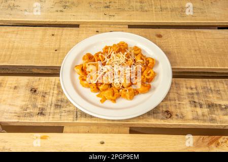 Il Rabboli è un tipo di pasta, un tipo di pasta italiana farcita con ingredienti diversi e generalmente piegata a forma quadrata. È accompagnamento Foto Stock