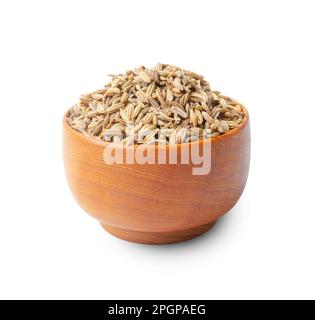 Semi secchi di finocchio in tazza di legno isolato su sfondo bianco, salvare il percorso di ritaglio. Foto Stock