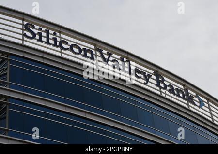 Tempe, Arizona - 12 2023 marzo: Silicon Valley Bank (SVB) ha un ufficio Phoenix situato nella città di Tempe lungo Rio Salado Parkway. Foto Stock