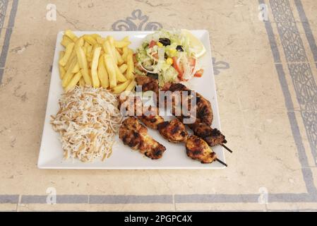 Il kebab originale dovrebbe essere fatto sopra i carboni caldi su una stufa o su una griglia ed è servito tradizionalmente con il tè moresco Foto Stock