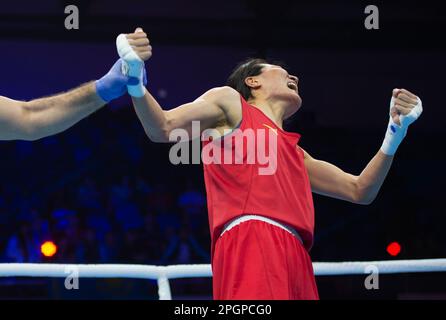 Nuova Delhi, India. 23rd Mar, 2023. Yang Liu della Cina è dichiarato vincitore contro Nadezhda Ryabets del Kazakhstan durante la semifinale femminile d'elite 63-66kg del campionato mondiale di boxe delle donne IBA 2023 a Nuova Delhi, in India, il 23 marzo 2023. Credit: Javed Dar/Xinhua/Alamy Live News Foto Stock