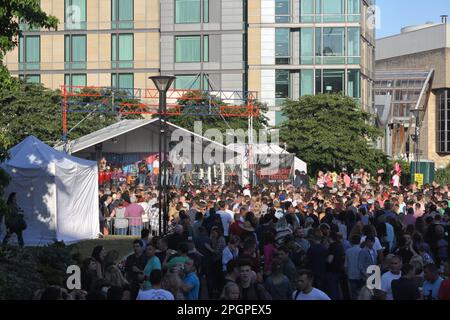 Folla di persone al Sheffield Tramlines Music Festival Peace Gardens Stage 2015 Inghilterra Regno Unito. Centro città open space Foto Stock