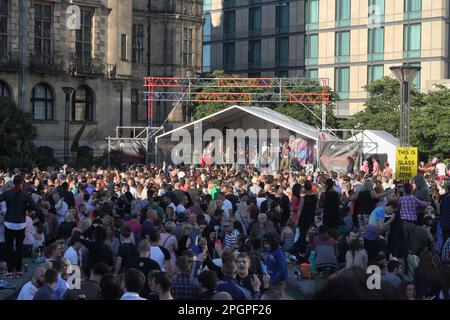 Folla di persone al Sheffield Tramlines Music Festival Peace Gardens Stage 2015 Inghilterra Regno Unito. Centro città open space Foto Stock