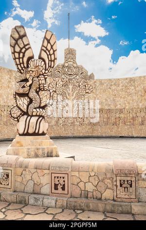 Retro dell'iconico Monumento a la Patria (Monumento alla Patria), situato sul Paseo de Montejo, che mostra un'aquila che divora un serpente su un cactus e. Foto Stock