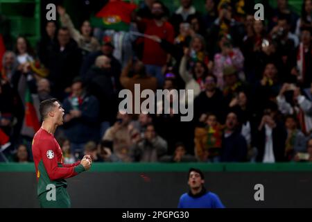 Lisbona. 23rd Mar, 2023. Cristiano Ronaldo del Portogallo celebra il suo obiettivo durante la partita di qualificazione UEFA euro 2024 Group J tra Portogallo e Liechtenstein a Lisbona, Portogallo, il 23 marzo 2023. Credit: Petro Fiuza/Xinhua/Alamy Live News Foto Stock