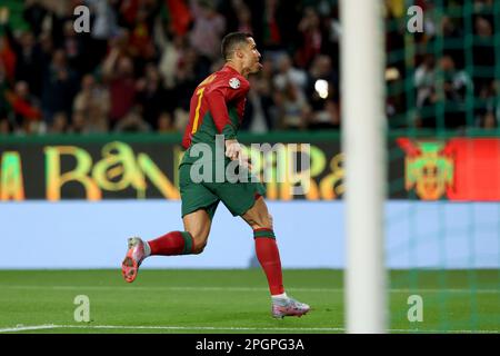 Lisbona. 23rd Mar, 2023. Cristiano Ronaldo del Portogallo celebra il suo obiettivo durante la partita di qualificazione UEFA euro 2024 Group J tra Portogallo e Liechtenstein a Lisbona, Portogallo, il 23 marzo 2023. Credit: Petro Fiuza/Xinhua/Alamy Live News Foto Stock