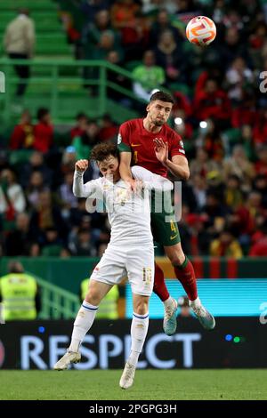 Lisbona. 23rd Mar, 2023. Ruben Dias (R) portoghese vies con Jakob Lorenz del Liechtenstein durante la partita di qualificazione UEFA euro 2024 Gruppo J tra Portogallo e Liechtenstein a Lisbona, Portogallo il 23 marzo 2023. Credit: Petro Fiuza/Xinhua/Alamy Live News Foto Stock