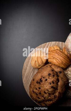 Tipi assortiti di pane su un tavolo Foto Stock