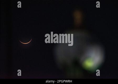 Nuova Delhi, India. 23rd Mar, 2023. Una luna crescente vista sullo sfondo di una moschea illuminata / Masjid come segna l'inizio del mese santo del Ramadan, il 23 marzo 2023 a Nuova Delhi, India. Secondo il calendario islamico, Ramadan segna il mese più propizio dell'Islam in tutto il mondo. È considerato il nono mese del calendario islamico e si verifica alla fine del mese Shaban. (Foto di Mohsin Javed/Pacific Press) Credit: Pacific Press Media Production Corp./Alamy Live News Foto Stock