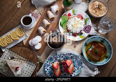 Dessert peruviani buffet tavolo brunch cibo dolce Foto Stock