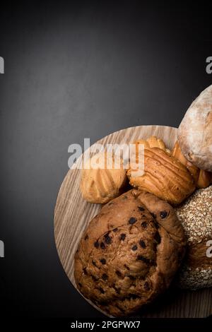 Tipi assortiti di pane su un tavolo Foto Stock