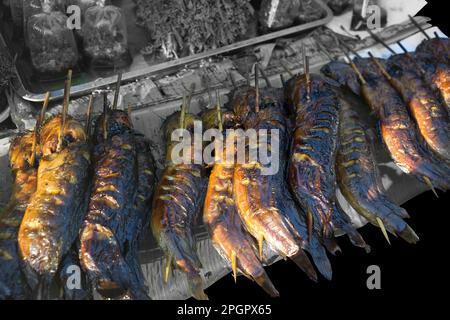 Fustellato di pesce gatto alla griglia sulla foglia di banana su nero isolato. Foto Stock