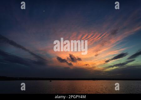 Un tranquillo Lago Blu con uno splendido cielo colorato Foto Stock