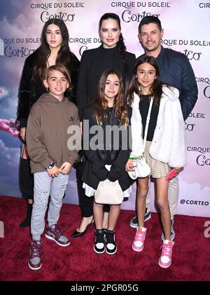 Valentina Lima Jaric, Adriana Lima, Andre Lemmers, Siena Lima Jaric arriva al Cirque du Soleil “CORETO” prima moquette rossa che si terrà al Microsoft Theater il 23 marzo 2023 a Los Angeles, CA. © Tammie Arroyo / AFF-USA.com Foto Stock