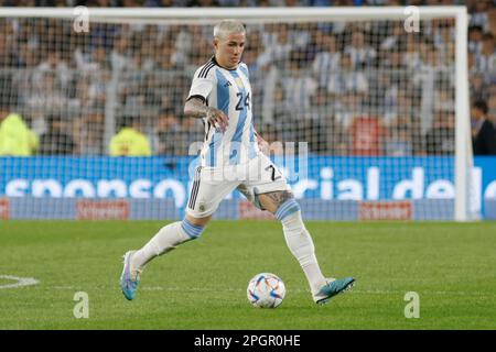 Ciudad Autonoma de Buenos Aires, Argentina, 23 marzo 2023. Enzo Fernandez della Nazionale Argentina passa la palla durante la partita tra Nazionale Argentina vs. Nazionale Panamá, amichevole . Credito: Fabideciria. Foto Stock