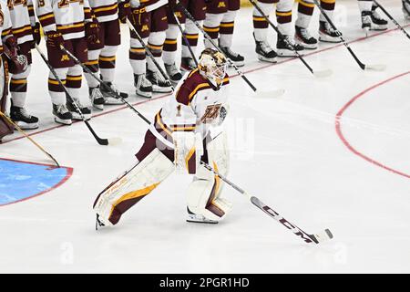 Fargo, North Dakota, giovedì 23 marzo 2023. Il portiere dei Minnesota Gophers Justen Close (1) è stato introdotto prima di una partita al torneo di hockey maschile della West Regional of the NCAA tra il Canisius College Golden Griffins e l'Università del Minnesota Golden Gophers alla Scheels Arena di Fargo, North Dakota, giovedì 23 marzo 2023. Minnesota ha vinto 9-2. Di Russell Hons/CSM Foto Stock