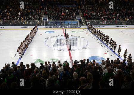 Fargo, North Dakota, giovedì 23 marzo 2023. Le squadre si sono allineate per il National Anthem prima di una partita al torneo di hockey maschile della West Regional of the NCAA tra il Canisius College Golden Griffins e l'Università del Minnesota Golden Gophers alla Scheels Arena di Fargo, ND, giovedì 23 marzo 2023. Minnesota ha vinto 9-2. Di Russell Hons/CSM Foto Stock