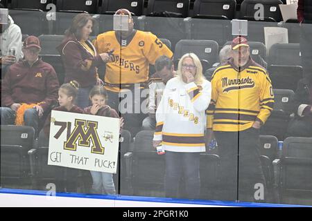 Fargo, North Dakota, giovedì 23 marzo 2023. I fan dei Minnesota Gopher si preparano a guardare una partita al torneo di hockey maschile della West Regional of the NCAA tra il Canisius College Golden Griffins e la University of Minnesota Golden Gophers presso la Scheels Arena di Fargo, North Dakota, giovedì 23 marzo 2023. Minnesota ha vinto 9-2. Di Russell Hons/CSM Foto Stock