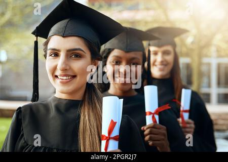 Le scelte che abbiamo fatto ci portano a questo punto. Ritratto di un gruppo di giovani donne in possesso dei diplomi il giorno della laurea. Foto Stock