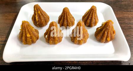 Modak per Ganesh Festival fatto da latte e zucchero offerto a Dio Ganesh durante la stagione del festival in india. Messa a fuoco selettiva Foto Stock