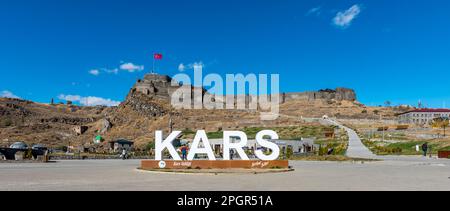 Kars, Turchia - 25 ottobre 2022: Castello di Kars (turco: Kars Kalesi) vista con cielo blu. Castello è un ex fortificazione situato a Kars, Turchia. Foto Stock