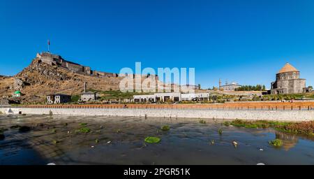 Kars, Turchia - 25 ottobre 2022: Castello di Kars e Moschea di Kumbet a Kars, Turchia. Vista panoramica dal centro città. Foto Stock