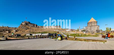 Kars, Turchia - 25 ottobre 2022: Castello di Kars e Moschea di Kumbet a Kars, Turchia. Vista panoramica dal centro città. Foto Stock