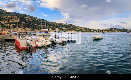 Barche ormeggiate nel porto turistico sul Mar Mediterraneo a Villefranche sur Mer Città Vecchia sulla Costa Azzurra, Sud della Francia Foto Stock