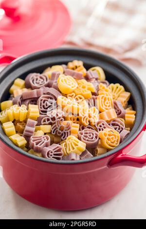 Pasta di varie forme spaventose. Pasta di Halloween cruda in pentola. Foto Stock