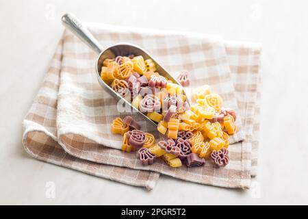 Pasta di varie forme spaventose. Pasta di Halloween cruda nella paletta. Foto Stock