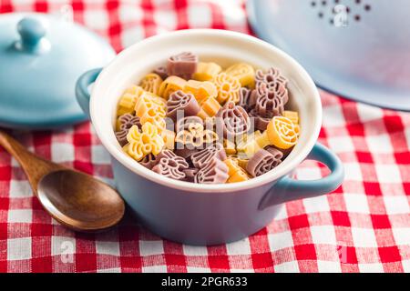 Pasta di varie forme spaventose. Pasta di Halloween cruda in pentola. Foto Stock