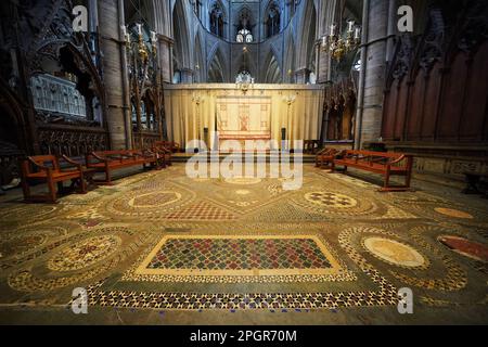 Il marciapiede Cosmati, situato davanti all'altare dell'Abbazia di Westminster, nel centro di Londra. Data immagine: Giovedì 23 marzo 2023. Foto Stock