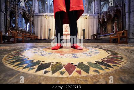 Abbey Marshal Howard Berry si trova al centro del marciapiede Cosmati, situato davanti all'altare, durante una telefonata fotografica all'Abbazia di Westminster, nel centro di Londra, per annunciare eventi speciali per celebrare l'incoronazione di Re Carlo III Data immagine: Giovedì 23 marzo 2023. Foto Stock