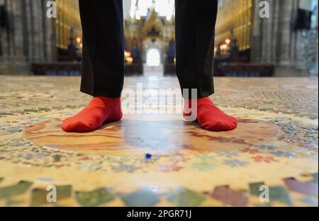 Abbey Marshal Howard Berry si trova al centro del marciapiede Cosmati, situato davanti all'altare, durante una telefonata fotografica all'Abbazia di Westminster, nel centro di Londra, per annunciare eventi speciali per celebrare l'incoronazione di Re Carlo III Data immagine: Giovedì 23 marzo 2023. Foto Stock